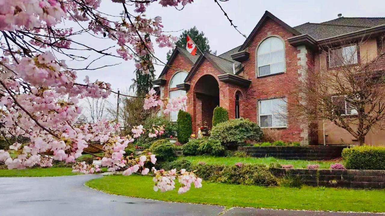 Cedar Manor Bed And Breakfast Pitt Meadows Esterno foto